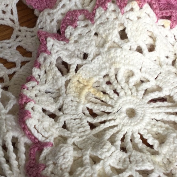 Vintage crocheted table doilie. Large handmade mauve and off white - Picture 7 of 7